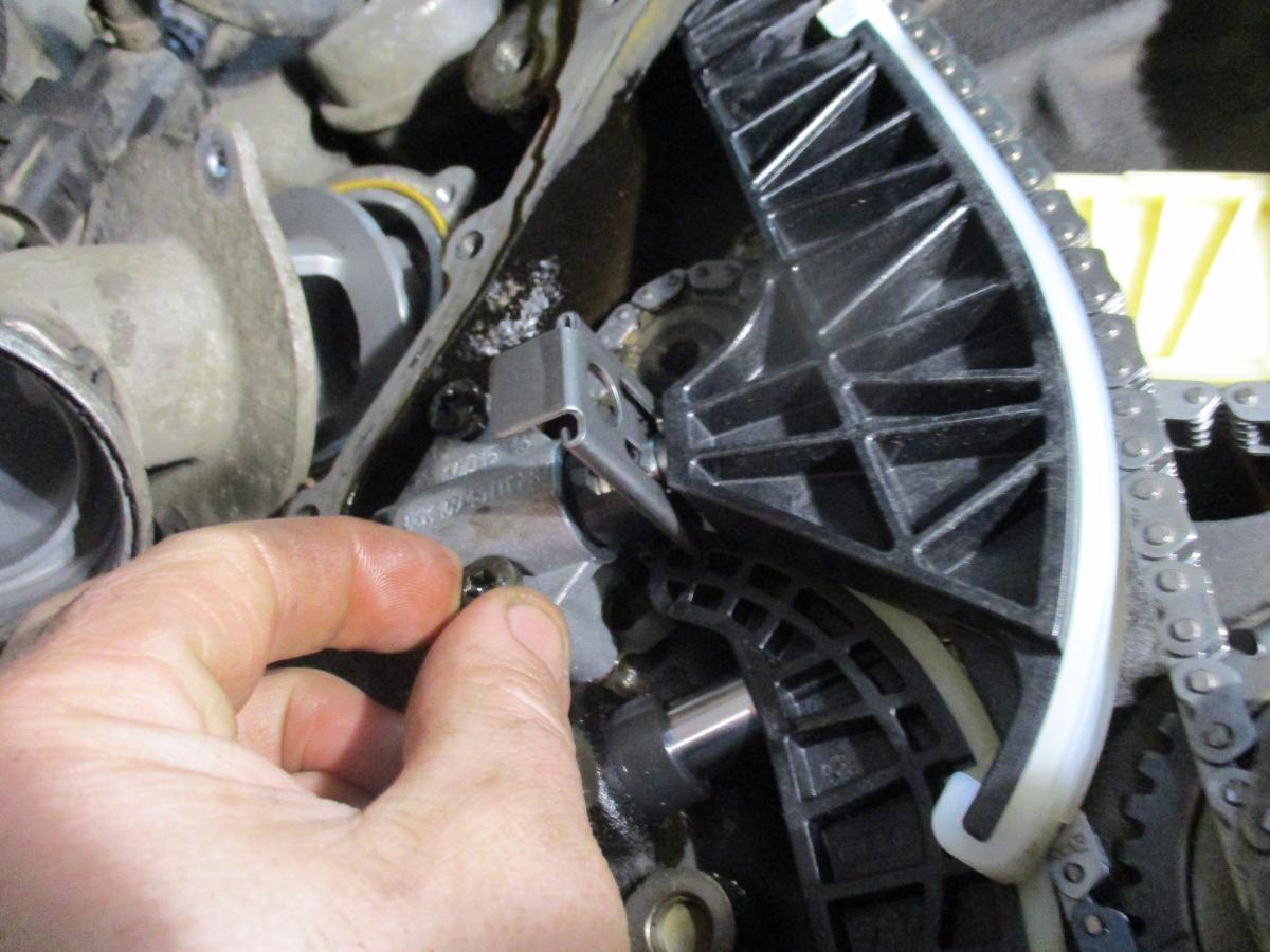 Установка натяжителя цепи