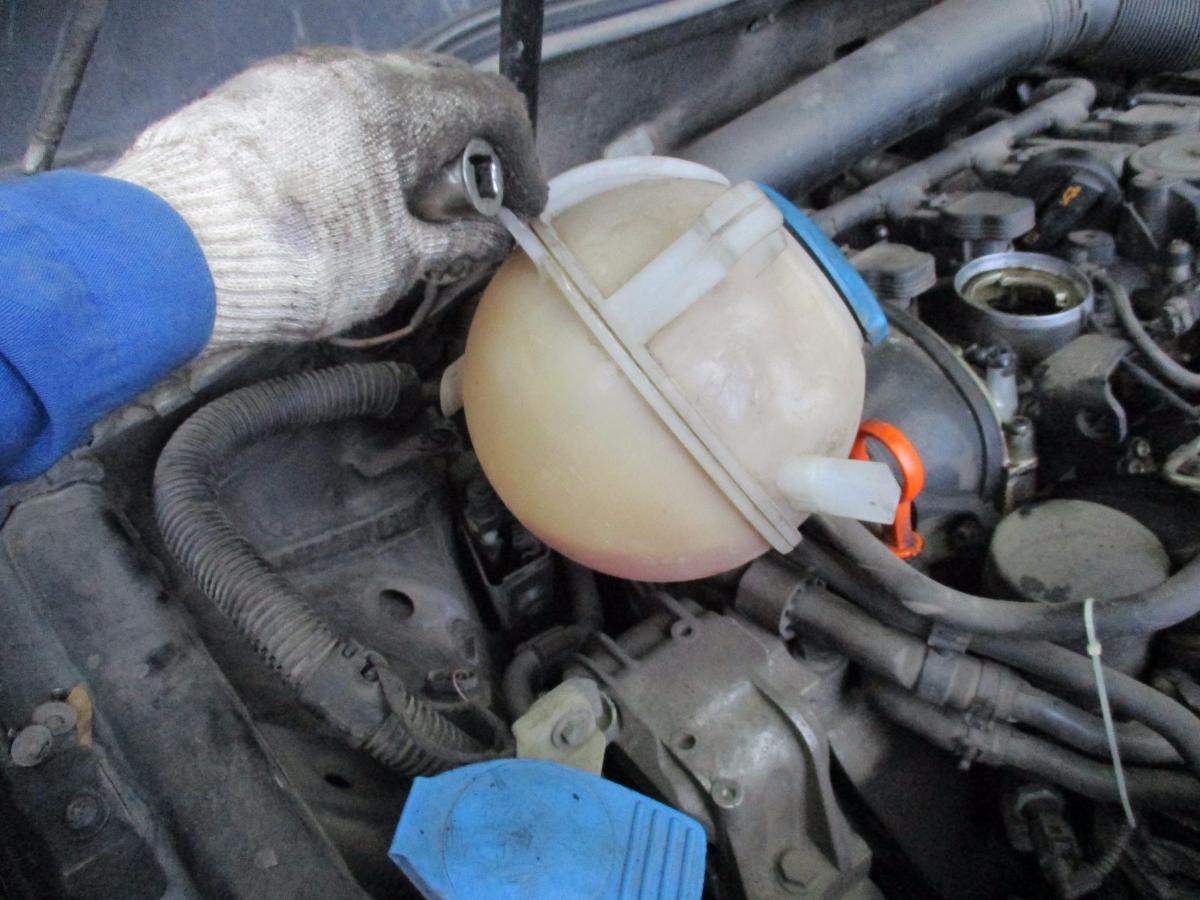 Демонтаж расширительного бачка
