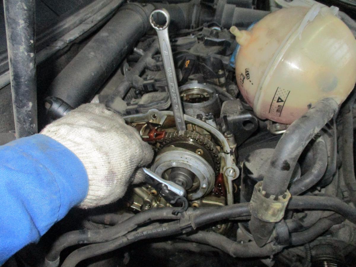 Демонтаж гидронатяжителя распредвалов