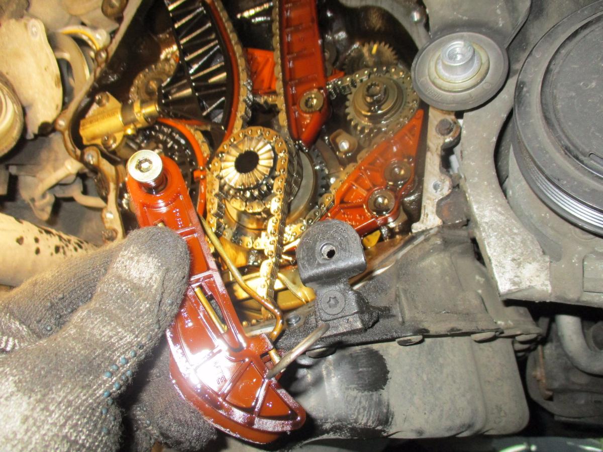 Демонтаж успокоителя цепи ГРМ