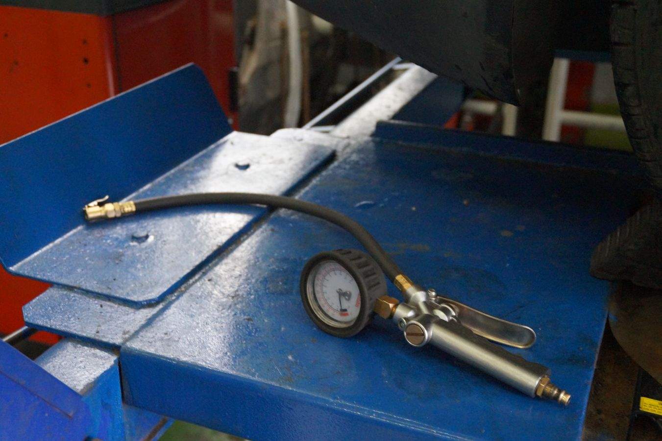 проверка давления в шинах